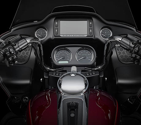 Road Glide Ultra / Projekt RUSHMORE  die Sicherheit:    Dies sind einige der Innovationen, die dem Projekt RUSHMORE zu verdanken sind: Reflex-Verbundbremsen mit ABS, Daymaker-Haupt- und Nebelscheinwerfer mit LED-Technologie,hellere Bremsleuchten sowie ein neuer Lenkkopf und eine steifere Teleskopgabel. Blockierende Rder gehren nun auch auf nassen Straen der Vergangenheit an, und wir haben das Kurvenverhalten optimiert. Auerdem werden Sie nun von Autofahrern besser wahrgenommen. Denn eines ist sicher: Motorrder, die sich leicht fahren lassen vermitteln ein sicheres Fahrgefhl. Steigen Sie auf und erleben Sie es selbst.
