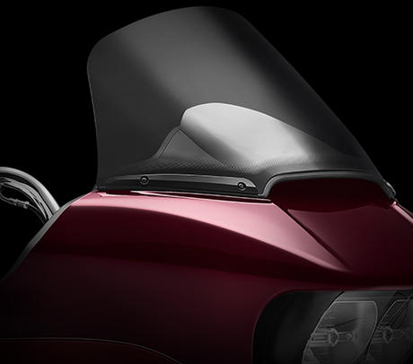 Road Glide Ultra / Optimaler Windschutz:    Die 34 cm hohe Windschutzscheibe der neuen Road Glide Ultra mit verchromtem Rahmen bietet optimalen Windschutz.
