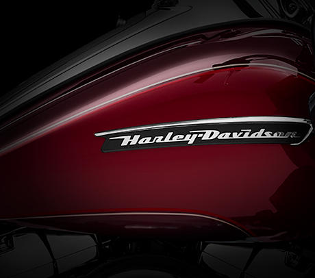 Road Glide Ultra / Klassischer Tank:    Zum unverwechselbaren Stil der Harley-Davidson Road Glide Ultra gehrt, dass sie ausreichend Flche fr Ihre gewnschte Lackierung bietet. Der klassisch geformte, 22,7-Liter-Tank bietet nicht nur mehr Platz fr Premium- oder Customlackierungen, sondern sorgt auch noch fr eine betrchtliche Reichweite zwischen den Tankstopps. Wir wissen um die Bedeutung des Kraftstoffverbrauchs, und das gilt auch fr's Styling. Attraktive, auffllige Farben und przise gefertigte Harley-Davidson Tankembleme vervollstndigen den einzigartigen Look der Maschine.
