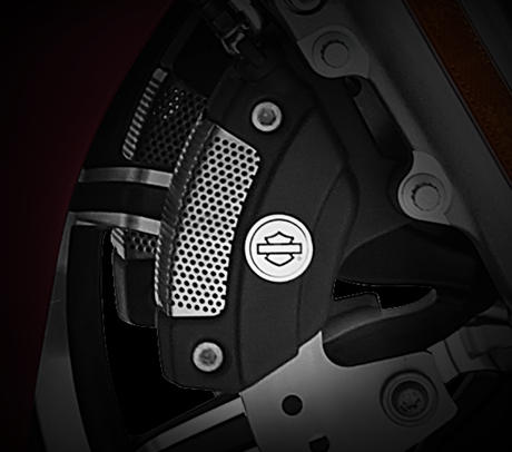 Road Glide Ultra / Brembo-Bremsen:    Die Gewissheit, alles im Griff zu haben: Die starke Brembo-Doppelscheibenbremse packt bei jeder Geschwindigkeit krftig zu. Vierkolben-Bremszangen vorn und hinten, Doppelscheibenbremse vorn - der neueste Stand der Technik. Ein weiteres Beispiel fr die Sorgfalt der Motor Company bis ins Detail, um Ihnen eine sorgenfreie Fahrt zu sichern.
