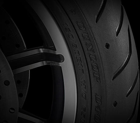 Road Glide Ultra / Dunlop Multi-Tread Reifen:    Dieser 180er Hinterradreifen soll nicht nur den Heckfender ausfllen,  er hates wirklich in sich. Die hrtere Gummimischung der Dunlop Multi-Tread Technologie in der Mitte der Laufflche brgt fr eine hohe Laufleistung, whrend die weichere Mischung an den Flanken in Kurven zuverlssig fr Grip sorgt. Der perfekte Reifen, um Meile fr Meile die Agilitt dieses Bikes unter Beweis zu stellen. Und das Lcheln, das Ihnen die Maschine in jeder Kurve ins Gesicht zaubert, hlt bis an Ihr Ziel an  garantiert!
