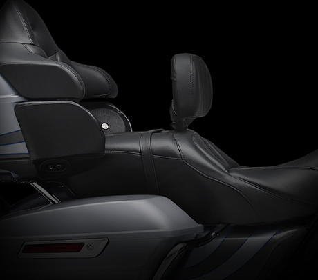 CVO Road Glide Ultra / Luxuriser Langstreckenkomfort:    In puncto Komfort gibt es keine Kompromisse: Harley-Davidson testete die Maschinen auf Tausenden von Meilen unter hrtesten Bedingungen, auf kurvigen Straen, holprigen Pisten und schnellen Autobahnen. Erfahrene Biker und Beifahrer haben stundenlang im Sattel gesessen und mit ihrem Feedback zum ultimativen Komfort beigetragen. Luftumstrmung, Temperatur-Management, Platzverhltnisse, Rckenlehnen, Sitzoberflchen, Beinfreiheit und Bedienelemente wurden von erfahrenen Bikern unter realen Bedingungen bewertet, wieder und wieder getestet und mehrfach optimiert. Das Ergebnis ist das komfortabelste Motorrad, das Harley je auf die Rder stellte.
