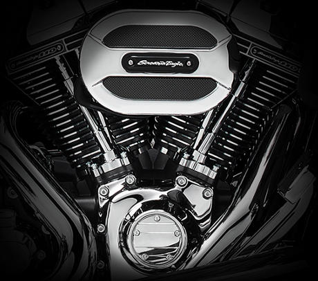 CVO Road Glide Ultra / Schwarz pulverbeschichteter Motor mit verchromten Abdeckungen:    Das Juwel im Zentrum der CVO Road Glide Ultra ist der schwarz pulverbeschichtete Twin Cam 110 Motor mit verchromten Deckeln. Das ist etwas frs Auge. Und mehr als das: Er hat auch ordentlich Dampf.
