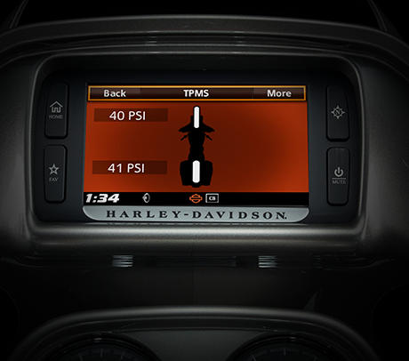 CVO Road Glide Ultra / Neu: Reifendruck&shykontroll&shysystem:    Der 6,5-Zoll-Touchscreen bietet smtliche Informationen bersichtlicher als je zuvor. Darunter jetzt erstmals: Reifendruckkontrollsystem mit Anzeige im Display. Vorbei die Zeiten, in denen der Reifendruck umstndlich an der Tankstelle kontrolliert werden musste. Heute gengt ein Blick aufs Display. Eine zustzliche Warnleuchte erhht die Sicherheit nochmals. Der 6,5-Zoll-Touchscreen bietet perfekte Darstellungsvarianten in unterschiedlichen Farben und die Wahl zwischen automatischer und manueller Helligkeitsregulierung. All das stilvoll in die Verkleidung integriert. Modernste Funktionalitt im einzigartigen Harley-Davidson Design. Vielleicht haben Sie all das gar nicht erwartet, aber Sie sollten sich ab jetzt nicht mehr mit weniger zufrieden geben.
