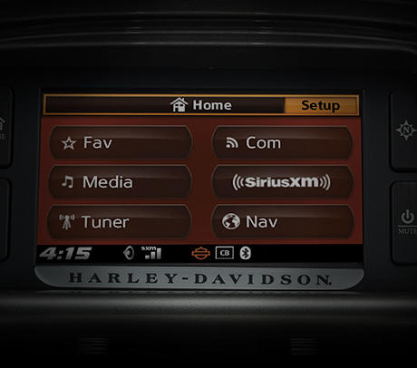 CVO Road Glide Ultra / 6,5-Zoll-Farb-Touchscreen :    Der 6,5-Zoll-Touch-Screen prsentiert Ihnen alle Informationen in Farbe, in ihrem Blickfeld und grer denn je. Er punktet mit zeitgemen Grafiken, Farben zum Auswhlen, der automatischen und manuellen Dimmfunktion sowie mit einem Design, das perfekt in die Verkleidung integriert ist. Mit zahlreichen neuen Funktionen hat Harley-Davidson die Bildschirmtechnologie auf die nchsthhere Stufe gehoben. Weit mehr, als Sie vielleicht erwarten, aber genau das, was Sie verdienen.
