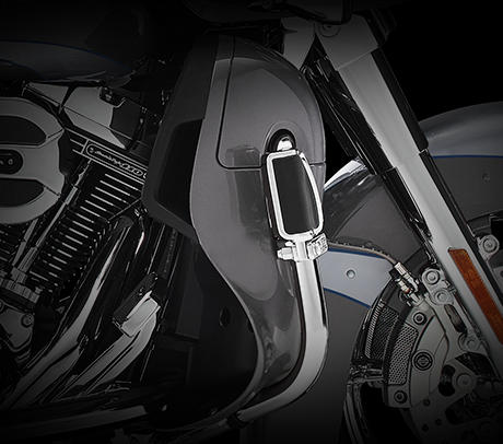 CVO Road Glide Ultra / Beinschilde:    Keine Unzulnglichkeit bleibt klein, wenn man sie tausende Kilometer lang ertragen muss. Manchmal sind es die kleinen Dinge, die den Unterschied machen. Genauso ist es mit dem Fahrtwind im Bereich der Beinschilde. Die Verkleidungsunterteile haben intensive Tests im Windkanal und im Straenverkehr hinter sich. Wenn es hei hergeht, dann ffnen Sie einfach mit einem Tastendruck die Belftung. Sie werden diese Beinschilde schtzen - Meile fr Meile!
