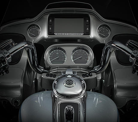 CVO Road Glide Ultra / Farblich abgestimmte Innenverkleidung:    ber die Innenverkleidung der CVO Road Glide Ultra gibt es viel zu sagen. Sie ist farblich auf die Lackierung Ihres Bikes abgestimmt. Sie weist eine trapezfrmige Armaturentafel, doppelte Staufcher und Instrumente mit silberfarbenen Zifferblttern auf. Sie werden auch das grere Display und die um zehn Prozent vergrerten Instrumente sowie breiteren, greren Ziffern bemerken. Die Anzeigen sind nicht nur grer, sondern auch besser ablesbar. Es gibt jetzt eine Ganganzeige, und mit dem Display, das mit einem uerst praktischen Triggerschalter bedient wird, sind zahlreiche Informationen auf Tastendruck abrufbar. Auch die Temperatur- und Kraftstoffanzeigen fallen grer aus. Ein kurzer Blick gengt, und Sie sind bestens informiert.
