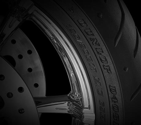 CVO Road Glide Ultra / Multi-Tread-Rreifen von Dunlop:    Der 180 mm breite Hinterreifen kann mehr als nur den Heckfender ausfllen und gut aussehen. Eine hrtere Gummimischung in der Mitte verleiht Dunlop Multi-Tread Reifen eine hohe Lebensdauer, whrend eine weichere Mischung an den weniger oft beanspruchten Auenbereichen der Laufflche in Kurven fr mehr Grip sorgt. So lsst sich das Motorrad agil durch alle Kurven treiben. Das Gefhl, das die Maschine beim Durchfahren einer Kurve vermittelt, wird Ihnen ein Lcheln ins Gesicht zaubern, das bis zum nchsten Stop vorhlt.
