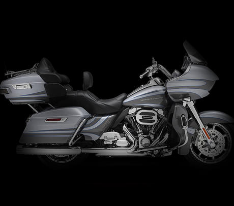 CVO Road Glide Ultra / berarbeitetes Design: Verkleidung,Koffer, Fender:    Eingefleischte Motorradfans in aller Welt lieben die Road Glide wegen ihres markanten Designs. Im Zuge des Projekts RUSHMORE trieb Harley es auf die Spitze. Die jetzt etwas schmalere Verkleidung erhielt eine intensiv optimierte Aerodynamik und ein behutsam modernisiertes, aggressives Design. Die Windschutzscheibe bekam eine neue, schnrkellose Einfassung. Der Frontfender wurde verkleinert, damit mehr vom Rad zu sehen ist. Auch die Hartschalenkoffer und der Tour-Pak Gepcktrger erhielten ein eleganteres, moderneres Design, ohne jedoch das Gepckvolumen zu reduzieren. Das Ergebnis ist eine neue Sichtweise auf die klassische Kunst der Konstruktion kompromissloser Langstrecken-Tourenmaschinen. Und beim Design der CVO Road Glide Ultra ging Harley-Davidson weiter als je zuvor.
