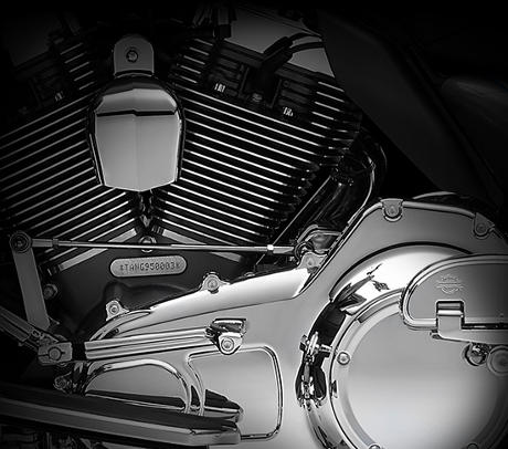 CVO Road Glide Ultra / Twin-Cooled High-Output Twin Cam 110 Motor:    Ein 1.803 cm groes, luft- und flssigkeitsgekhltes Kraftpaket von Harley-Davidson. Das Twin Cooling-System im Auslassbereich seiner Zylinderkpfe sorgt unter smtlichen Betriebsbedingungen und Auentemperaturen fr einen ausgeglichenen Temperaturhaushalt. Ein hheres Verdichtungsverhltnis brgt fr noch mehr Effizienz und Power. Der Luftfilter lsst den Motor freier atmen, und die Nockenwellen optimieren das Drehmoment im unteren Drehzahlbereich. Kein anderer Harley-Davidson Motor glnzte jemals mit einem krftigeren Durchzug im fnften Gang. Sie berholen nicht nur mhelos mit einem sanften Dreh am Gasgriff, Fahrer und Beifahrer werden sich an heien Tagen und im Stadtverkehr auch freuen, dass sie weniger Abwrme vom Motor abbekommen.
