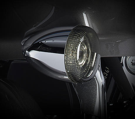 CVO Road Glide Ultra / Bullet-Blinker LED vorn:    Die Bullet-Blinker im klassischen Harley Look zeichnen sich durch modernste LED-Leuchtelemente aus - perfekt passend zum Rcklicht der CVO Road Glide Ultra. Bereits auf dem Seitenstnder macht das Bullet-Design einiges her. Aber beim Abbiegen fallen die krftigen LED-Leuchten erst recht ins Auge. So stellen wir sicher, dass Sie etwas sehen und gesehen werden.
