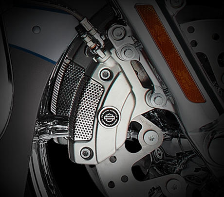 CVO Road Glide Ultra / Hochleistungs&shybremsen von Brembo:    Vertrauen ist gut, Kontrolle ist besser. Brembo Hochleistungs-Doppelscheibenbremsen vorn sorgen fr eine exakt dosierbare Verzgerung, die Vertrauen schafft und die perfekte Kontrolle ber das Bike gewhrleistet. Die Vierkolben-Bremssttel vorn und hinten zhlen zum Besten, was auf dem Markt zu haben ist. Ein weiteres Beispiel fr die Sorgfalt der Motor Company, die sich bis ins Detail erstreckt, um Ihnen eine sorgenfreie Fahrt zu sichern.
