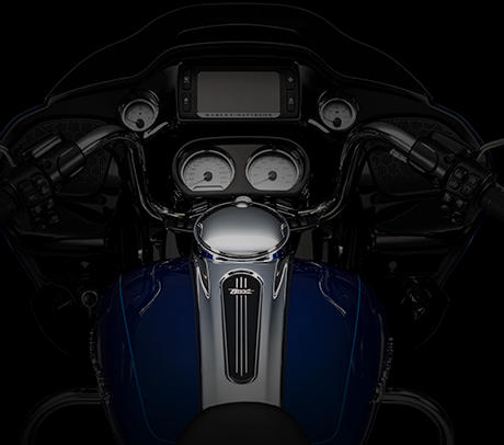 Road Glide Special / Komfortabler  Lenker:    Die Road Glide Special hat einen Lenker, der Sitzkomfort fr eine grere Vielfalt von Fahrern bietet. Die Handgriffe befinden sich jetzt 5,5 Zoll nher am Fahrer. Das bedeutet, dass Sie sich nicht strecken mssen, um die Handgriffe zu erreichen, Sie knnen sich entspannt zurcklehnen und lnger fahren.
