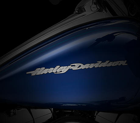 Road Glide Special / Klassischer Tank mit 22,7 l:    Zum unverwechselbaren Stil der Harley-Davidson Road Glide Special gehrt nicht zuletzt, dass sie reichlich Flchen fr eine begeisternde Lackierung bietet. Der klassisch geformte, markante Tank bietet nicht nur mehr Flche fr die hochwertige Custom Lackierung, sondern fasst auch 22,7 Liter Benzin fr ausgedehnte Touren ohne Tankstopp. Ein geringer Verbrauch ist wichtig. Aber Stil eben auch. Frische, auffallende Farben und przisionsgefertigte Harley-Davidson Tankmedaillons runden den einzigartigen Look dieses robusten Tourers ab.
