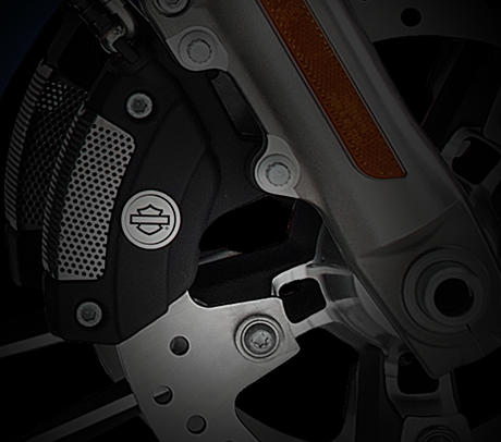 Road Glide Special / Brembo-Bremsen:    Vertrauen ist gut, Kontrolle ist besser. Brembo Hochleistungs-Doppelscheibenbremsen vorn sorgen fr eine exakt dosierbare Verzgerung, die Vertrauen schafft und die perfekte Kontrolle ber das Bike gewhrleistet. Die Vierkolben-Bremssttel vorn und hinten zhlen zum Besten, was auf dem Markt zu haben ist. Ein weiteres Beispiel fr die Sorgfalt der Motor Company, die sich bis ins Detail erstreckt, um Ihnen eine sorgenfreie Fahrt zu sichern.
