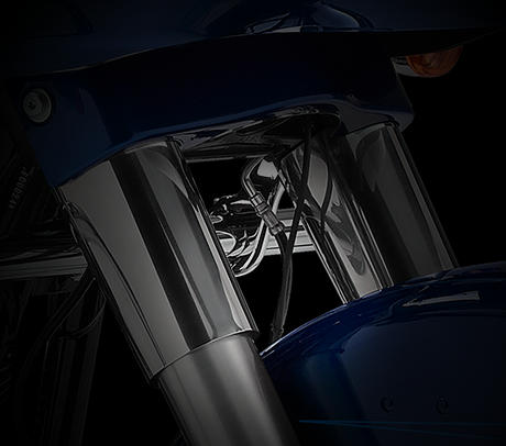 Road Glide Special / Steifes Front-End:    Einerlei, ob langgezogene Kurve oder enge Spitzkehre: Harley-Davidson hat das Fahrverhalten weiter verbessert  durch ein noch steiferes Front End, die Erhhung des Standrohrdurchmessers der Gabel auf 49 mm und neue, uerst robuste Lenkkopflager. Das Ergebnis: ein noch agileres Handling.
