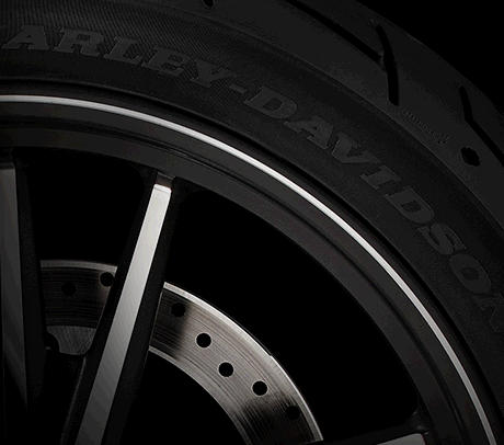 Dyna Street Bob / Michelin Scorcher-Reifen:    Die Michelin Scorcher-Reifen bieten eine berlegene Performance, einen erstklassigen Grip, eine beeindruckende Laufleistung und ein ausgezeichnetes Handling. Genauso, wie Sie es erwarten! Ihr tiefes Profil verbessert die Wasserdrainage. Die Haftung und Laufleistung der Reifen werden zudem durch die Gummimischung mit der neuesten Generation der synthetischen Polymere von Michelin erhht. Der Hinterreifen verfgt ber einen Aramidgrtel, der fr zustzliche Stabilitt bei hohen Geschwindigkeiten brgt.
