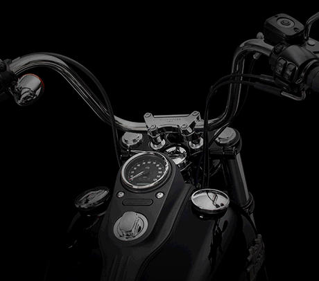 Dyna Street Bob / Mini-Apehanger-Lenker:    Packen Sie den Mini-Apehanger-Lenker aus Edelstahl mit innenliegender Kabelfhrung und strecken Sie Ihre Fuste in den Wind  im Bobber-Stil der Nachkriegszeit. Die interne Kabelfhrung sorgt fr einen unverflschten, minimalistischen Look. Der an Risern auf der schwarzen Gabelbrcke montierte Lenker ist zur Schwingungsdmpfung in Gummi gelagert. Das bringt noch mehr Komfort und schont zugleich am Lenker angebautes Zubehr.
