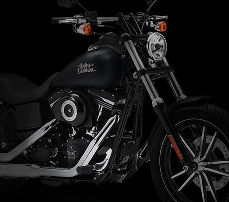 Dyna Street Bob Special / Schwarz und stilvoll:    Die Street Bob fhrt die Tradition der minimalistischen Street Bikes fort: im klassischen Look mit jeder Menge Schwarz. Glnzend schwarze Gabelbrcken, eine Tankkonsole in Schwarz und ein schwarzer Antriebsstrang. Eine dezent aggressive, ehrliche und kompromisslose Fahrmaschine, an der wir alles berflssige einfach weggelassen haben.
