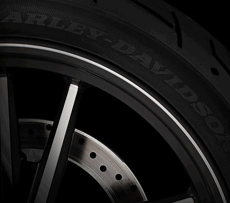 Dyna Street Bob Special / Michelin Scorcher-Reifen:    Die Michelin Scorcher-Reifen bieten eine berlegene Performance, einen erstklassigen Grip, eine beeindruckende Laufleistung und ein ausgezeichnetes Handling. Genauso, wie Sie es erwarten! Ihr tiefes Profil verbessert die Wasserdrainage. Die Haftung und Laufleistung der Reifen werden zudem durch die Gummimischung mit der neuesten Generation der synthetischen Polymere von Michelin erhht. Der Hinterreifen verfgt ber einen Aramidgrtel, der fr zustzliche Stabilitt bei hohen Geschwindigkeiten brgt.
