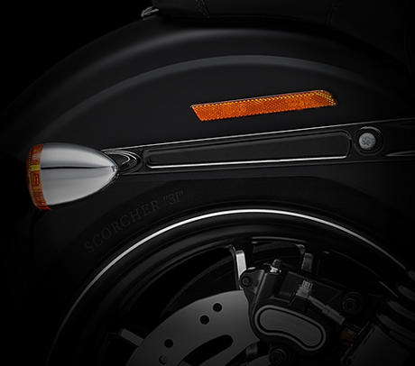 Dyna Street Bob Special / Kurzer Heckfender:    Es wurde nicht nur auf die Abdeckungen der Fenderhalter verzichtet, sondern auch an ein typisches Feature klassischer Bobber gedacht: den gechoppten Heckfender. Dieser minimalistische Fender bietet gerade genug Platz fr ein schlankes Rcklicht und den Kennzeichenhalter. Zeigen Sie anderen Fahrern mehr von ihrem Hinterreifen, wenn Sie sie berholen.
