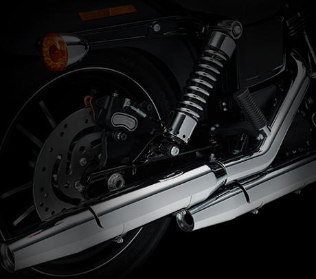 Dyna Street Bob Special / Staggered Aspuffanlage mit zwei Shorty Schalldmpfern:    Die verchromten Shorty Duals mit verjngtem Schalldmpfer bilden einen eleganten Kontrast zum dsteren Look der Street Bob Special Edition. Sie knnen drauf wetten: Nach diesem dumpf-bassigen Sound werden sich die Kpfe umdrehen.
