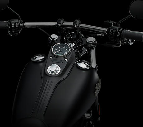 Dyna Street Bob Special / Drag Bar Lenker:    Der 1  Zoll Drag Bar Lenker der Street Bob Special Edition sorgt fr eine engagierte Sitzposition, in der Sie mhelos Kilometer um Kilometer abspulen. Um einen cleanen Look zu erhalten, haben wir die Kabel nach innen verlegt. So und nicht anders mchten Sie sitzen, wenn die Ampel auf Grn schaltet.
