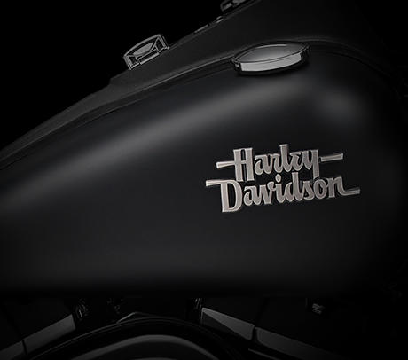 Dyna Street Bob Special / Special Edition Custom-Lack und Grafiken:    Werfen Sie einen Blick auf die Custom-Lackierung der neuen Street Bob Special Edition. Der Lack ist in vielen Schichten aufgetragen und hochglanzpoliert, um ein sattes Finish mit enormer Tiefenwirkung zu erzeugen. Von Hand aufgetragene Grafiken runden das Bild ab - authentisches Customizing at it's best. Beim Bau eines Custom-Bikes geht es darum, Grenzen zu berschreiten, um an Orte zu gelangen, an denen wir nie zuvor waren. Betrachten Sie nur den Lack und die Grafiken dieses Bikes und Sie werden unmittelbar erkennen, dass wir dieses Ziel erreicht haben.
