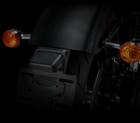 Dyna Street Bob Special / In die Blinker integriertes Rck- und Bremslicht:    Old School Look in Symbiose mit moderner Technik. Die beiden minimalistischen, verchromten Bullet Blinker fungieren zugleich als Rcklicht und Bremslicht.
