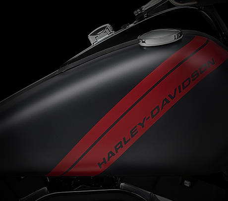 Dyna Fat Bob / Diagonale Tank-Grafiken:    In einer Welt, die sich immer schneller zu drehen scheint, ist die Reduktion auf das Wesentliche uerst heilsam. Diese minimalistischen Tank-Grafiken unterstreichen das reduzierte Design dieses Motorrads. Gleichzeitig betonen die diagonalen Linien seinen dezent aggressiven Auftritt. Kein Schnickschnack. Nur ein klares Statement. Denn fr einen starken Auftritt braucht es nicht viele Worte. 
