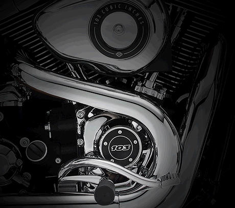 Dyna Low Rider / Harley-Davidson Styling pur:    Genieen Sie den unverwechselbaren Look des Twin Cam 103 Motors, der an seiner Herkunft keine Zweifel aufkommen lsst. Er ist voll und ganz im echten Harley-Davidson Stil gestaltet  mit einer Liebe zum Detail, die Sie bei anderen Marken vergeblich suchen werden. Die schwarzen, pulverbeschichteten Zylinderkpfe und Zylinder bilden einen prgnanten Kontrast zu den polierten Khlrippenkanten und verchromten Ventildeckeln. Ein aus Metall gefertigtes Juwel: pur und vor Kraft strotzend. Von der klassischen Linie seiner Khlrippen bis hin zu den klaren Konturen seiner Gehuse und Deckel ist der Twin Cam 103 ein rckhaltloses Bekenntnis zu allem, was der Zufriedenheit des Fahrers dient.
