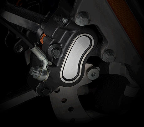 Dyna Low Rider / ABS serienmig:    Bei aller Freude am Fahren: Ihre Sicherheit zhlt! Daher verfgt Ihre Harley-Davidson serienmig ber ein leistungsstarkes Antiblockiersystem. Die ABS-Komponenten haben wir so dezent in das Design der Maschine integriert, dass sie gar nicht weiter auffallen. Was aber noch viel wichtiger ist: Sie knnen sich jederzeit auf die sichere Verzgerung Ihrer Harley verlassen.
