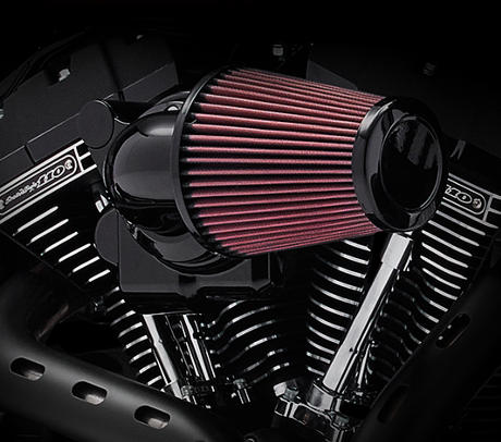 Dyna Low Rider S / Screamin Eagle Motor-Details:     Die Motor Company wei genau, was Motorradfahrer an einem Motor schtzen. Dieses Wissen wurde in die Entwicklung des Twin Cam 110 Motors eingebracht. Wir haben alles daran gesetzt, Design und Technologie voran zu bringen, ohne das einzigartige Styling von Harley-Davidson zu beeintrchtigen. Ganz in der Tradition der Flathead, Knucklehead, Panhead, Shovelhead, Evolution und Twin Cam Motoren, die Geschichte geschrieben haben. Die Leistung und Zuverlssigkeit sind ein direktes Ergebnis der unzhligen Meilen, die der V-Twin seit 1909 hinter sich gebracht hat, und des stolzen Erbes aus einem ganzen Jahrhundert, das dem Leben auf zwei Rdern gewidmet ist.
