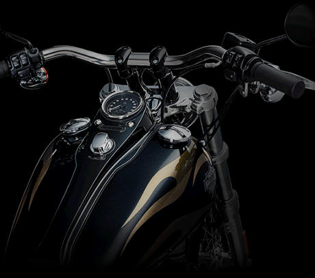 Dyna Wide Glide / Drag Bar Lenker:    Die Wide Glide ist mit einem an Risern montierten 1 1/4-Zoll-Lenker mit innenliegender Kabelfhrung ausgestattet, der perfekt zum klassischen, minimalistischen Chopper-Look der Maschine passt.
