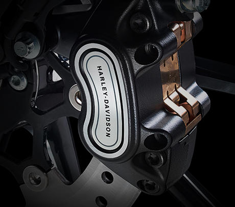 Softail Breakout / Optimales Vorderrad-Bremssystem:    Am Handbremshebel der Softail sind besonders geringe Handkrfte erforderlich. Zugleich punktet die Bremse mit perfekter Dosierbarkeit und hervorragendem Ansprechverhalten. Dafr brgen der Hauptbremszylinder mit besonders groem Kolbendurchmesser, der steif ausgelegte Vierkolbenbremssattel mit 34 und 32 mm groen, speziell beschichteten Kolben und die 300 mm groe Bremsscheibe am Vorderrad.
