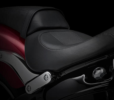 Softail Breakout / Niedriger Fahrer- und Soziussitz:    Dieser zweiteilige Sitz sieht nicht nur gut aus, er fhlt sich auch groartig an. Unabhngig davon, ob Sie allein oder zu zweit fahren, der tief ausgeformte Fahrersitz bietet Ihnen jederzeit Komfort sowie sicheren Halt, und er garantiert, dass Sie mhelos mit beiden Stiefeln den Boden erreichen. Wenn Sie allein unterwegs sind, entfernen Sie einfach den Soziussitz und genieen Sie noch mehr Komfort.