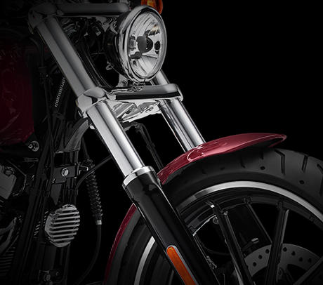 Softail Breakout / Kraftvolle Frontpartie:    Mit ihrer kraftvollen Erscheinung macht die Breakout berall mchtig Eindruck. Die elegante Linienfhrung, die geduckte Silhouette und die gestreckte Erscheinung mit den groen Rdern unter gestutzten Fendern ergeben einen Custom-Look vom Feinsten. Und dank der kraftvollen Leistung entscheiden allein Sie, wie lange dieses Bike im Blickfeld anderer bleibt.
