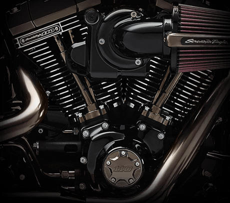 CVO Pro Street Breakout Limited / Screamin Eagle Twin Cam 110B Motor:    Lassen Sie Ihren Blick ber den Screamin Eagle Twin Cam 110B Motor schweifen, der den Rahmen der CVO Pro Street Breakout ausfllt. Sie schauen auf 110 Kubikinch Harley-Davidson V-Twin Power, die Krnung von Generationen von Motorenbauern - ein Motor, der einen Fahrer wortwrtlich bewegt. Der Motor bringt massig Drehmoment auf die Strae und beeindruckt mit einem markerschtterndem Grollen.
