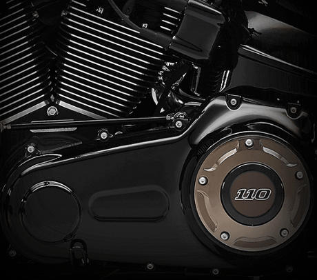 CVO Pro Street Breakout Limited / Cruise Drive 6-Gang-Getriebe:    Das leicht zu schaltende Cruise Drive Sechsgang-Getriebe bertrgt die immense Power des 110 Kubikinch Screamin Eagle Motors der CVO Pro Street Breakout auf ihre fette Gummiwalze. Der Motor entwickelt sattes Drehmoment im unteren Drehzahlbereich und jede Menge Power ber den gesamten Drehzahlbereich.
