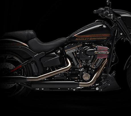 CVO Pro Street Breakout Limited / Erstklassiges dunkles Finish:    kein Detail vernachlssigt bleibt. Allein am Motor finden sich drei verschiedene Oberflchenbehandlungen. Lassen Sie Ihren Blick ber die unterschiedlichen Farbtne des Metalls schweifen. Auspuffrohre in Satin Chrom und Rder mit brniertem Chrom. Nur CVO Modelle sind so erstklassig verarbeitet.
