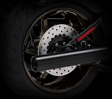 CVO Pro Street Breakout Limited / 240 mm breiter Hinterradreifen:    Die fette Pelle am Heck der CVO Pro Street Breakout ist ein Muss fr ein amerikanisches Muscle Bike. Der Gummi krallt sich in den Asphalt, sobald die Ampel auf Grn wechselt.
