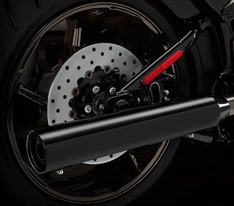 CVO Pro Street Breakout Limited / Schwarze Blunt Cut Schalldmpfer:    Der Screamin Eagle Twin Cam 110B Motor entlsst sein Grollen ber eine schwarze Staggered 2-in2-Auspuffanlage mit Blunt Cut Schalldmpfern. Auch mit geschlossenen Augen ist dieses Bike unverkennbar.
