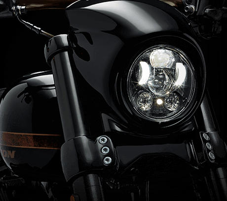 CVO Pro Street Breakout Limited / LED-Beleuchtung:    Die CVO Pro Street Breakout berzeugt auch mit dem hellen LED-Licht ihres Scheinwerfers, ihrer Blinker und ihrer Bremsleuchte.
