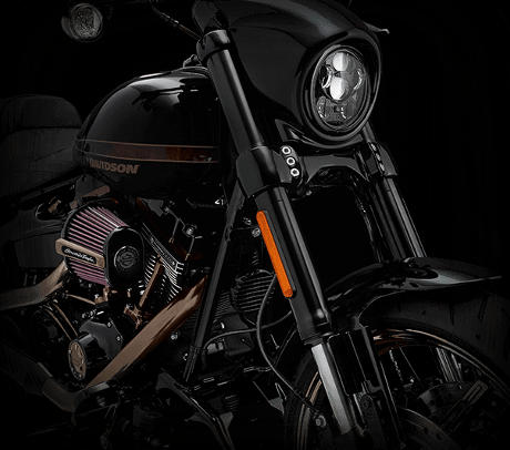 CVO Pro Street Breakout Limited / Brandneues Front-End:    Auch das Front End der CVO Pro Street Breakout ist eines echten Muscle Bikes wrdig. Ein neuer, gechoppter Frontfender, eine 43 mm Upside-Down-Gabel mit schwarzen Tauchrohren und eine neue Gabelbrcke mit je drei dicken Klemmschrauben auf jeder Seite. Der extreme Lenkkopfwinkel unterstreicht zustzlich den aggressiven Auftritt der Maschine.
