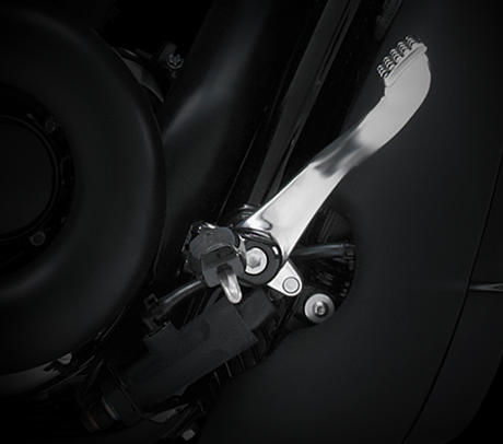 Night Rod Special / Optimale Ergonomie:    Gerade bei einem engagierten Fahrstil ist eine optimale Sitzposition fr das Selbstvertrauen entscheidend. Aus diesem Grund hat Harley-Davidson die Sitzposition auf der Night Rod Special sorgfltig optimiert. Der weit nach hinten gezogene Lenker und die leicht zurck versetzten Furasten gestatten eine geduckte, aggressive Sitzhaltung, und smtliche Bedienelemente sind mhelos erreichbar.
