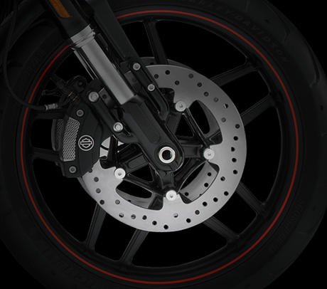 Night Rod Special / Leichtmetall-Gussrder:    Das Design der Leichtmetall-Gussrder mit fnf Doppelspeichen ist von den Rdern aktueller Supersportwagen inspiriert. Ihr gegenber frheren Versionen um 1350 Gramm verringertes Gewicht trgt entscheidend zum agilen Handling der Maschine bei und lsst das Fahrwerk noch sensibler ansprechen.
