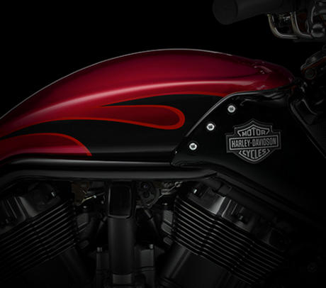 V-Rod Muscle / Typische Lufthutzen-Abdeckung:    Die Lufthutzen-Abdeckung passt zu Farbe und kantigem Design der Karosserieteile der V-Rod Muscle und ist mit seitlichen, mit Gittern versehenen Lufteinlssen fr einen wuchtigen, kraftvollen Racing-Bike-Look ausgestattet. Man wird sofort an die klassischen Muscle Cars aus Detroit erinnert.
