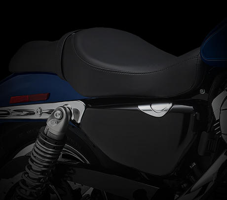 Sportster XL 1200 Custom / Neu: Custom-Doppelsitzbank:    Die Sportster 1200 Custom ist mit einer eleganten, einteiligen Doppelsitzbank ausgestattet. Sie ist aufwndig aus hochwertigem Material hergestellt, und ihr Stil spricht fr sich  schlielich fertigt Harley-Davidson seit mehr als 100 Jahren seine Sitze selbst. Die neuesten Materialien des 21. Jahrhunderts machen es mglich, schlanker Stil kombiniert mit Komfort fr den ganzen Tag im Sattel. Ob Sie allein oder in Begleitung unterwegs sind: Dieser Sitz wird Sie berzeugen.
