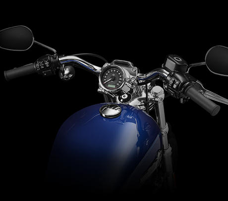 Sportster XL 1200 Custom / Pullback-Lenker:    Lassen Sie sich in den Sitz sinken, und legen Sie die Hnde an die Lenkergriffe. Die Sportster 1200 Custom ist mit einem Pullback Lenker ausgestattet, der Sie in eine komfortable Cruising-Position versetzt. Wir haben ihn aus Edelstahl gefertigt und so gekrpft, dass er ihrem Krper etwa zweieinhalb Zentimeter nher kommt. Fr eine entspannte Fahrt dem Horizont entgegen.
