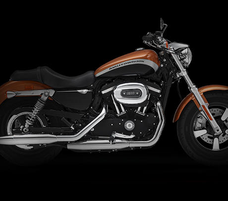 Sportster XL 1200 Custom Limited A / 1200 Custom Limited Edition A:    Starten Sie von der Pole-Position  auf dieser vom US-Stock-Car-Racing inspirierten Harley-Davidson. Die 1200 Custom Limited Edition A kommt im Amber Whiskey / Vivid Black Look mit schwarzen, teilpolierten 5-Speichen-Leichtmetallgussrdern sowie mit einem Motorfinish in schwarz und mattschwarz. Der Dragstyle-Lenker und die verchromten, mittig montierten Furasten komplettieren den ebenso stilvollen wie sportlichen Look.
